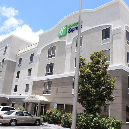 Holiday Inn Express Hotel & Suites Clearwater Us 19 North By Ihg Екстер'єр фото