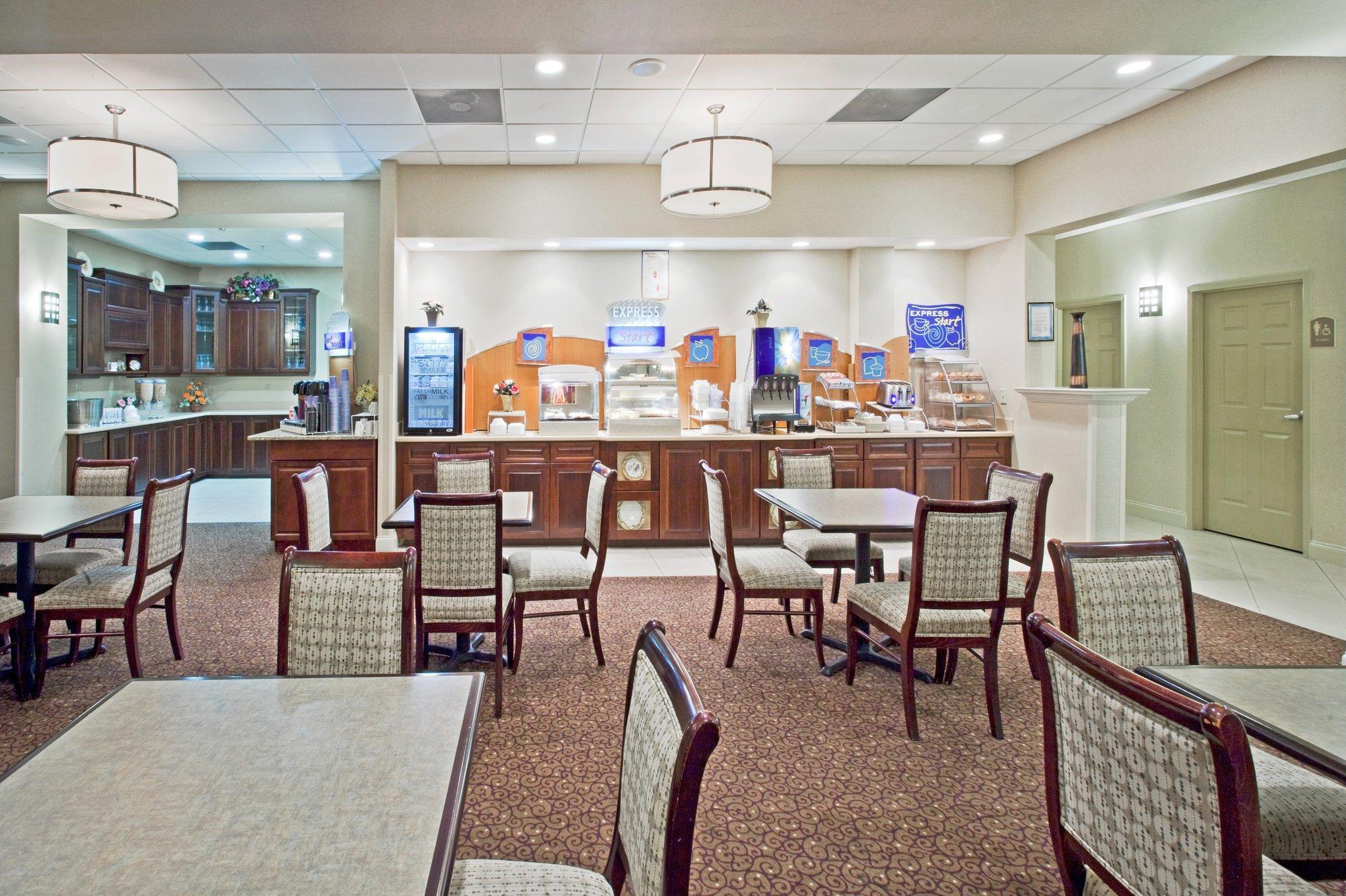 Holiday Inn Express Hotel & Suites Clearwater Us 19 North, An Ihg Hotel Екстер'єр фото